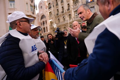 El diputado de Vox Javier Ortega Smith conversa con algunos de los agentes que se han manifestado este miércoles cerca del Congreso contra la reforma de la 'ley mordaza'.