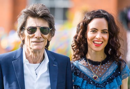 Quaid no es el único, el integrante de The Rolling Stones, Ronnie Wood (72 años), está casado con Sally Humphries (41 años) desde 2012. Sally es más joven que sus hijastros Jamie Wood (45 años) o Jesse Wood (42 años).

Diferencia de edad: 31 años

 