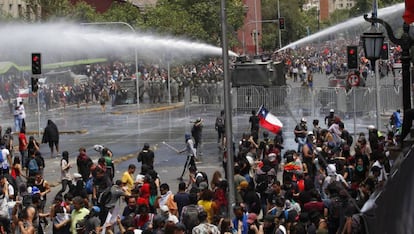 La policía chilena reprime una manifestación con cañones de agua.