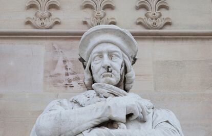 Detalle de la escultura dedicada a Luis Vives en la Biblioteca Nacional de España, en Madrid.