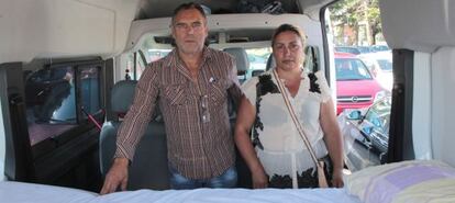 Los abuelos de Shakira, la semana pasada en la furgoneta aparcada en el hospital navarro.