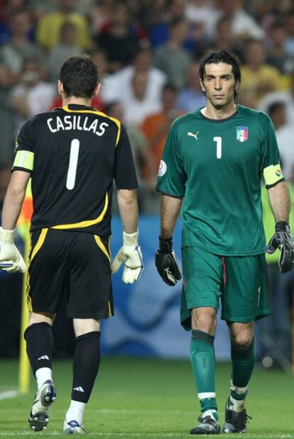Casillas y Buffon, porteros de España e Italia, durante los penaltis de cuartos de la Eurocopa 2008.
