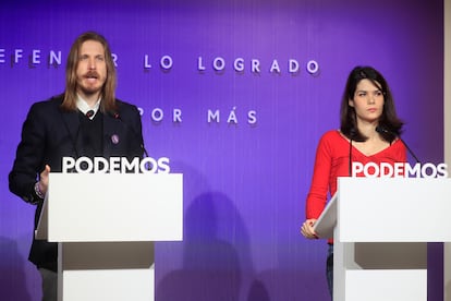 Los portavoces de Podemos, Isa Serra y Pablo Fernández, este lunes en una rueda de prensa en Madrid.