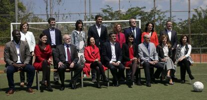 (De izda. a dcha. y de arriba a abajo) Pilar Cancela, José Enrique Serrano, Nuria Parlón, Pedro Sánchez, Meritxell Batet, Ángel Gabilondo,Teresa Ribera, Jordi Sevilla, Luc André Diouf, Carmen Montón, Gregorio Cámara, Margarita Robles, Patxi López, María González Veracruz, Rafael Bengoa, Ana García D'Atri y Silvina Bacigalupo, durante la foto de familia del "gobierno del cambio" que el secretario general y candidato del PSOE a presidencia del Gobierno, Pedro Sánchez, ha presentado hoy en Barcelona. EFE/Alberto Estévez