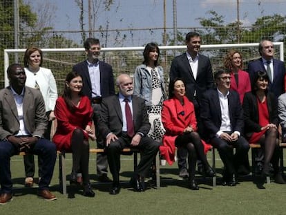 (De izda. a dcha. y de arriba a abajo) Pilar Cancela, Jos&eacute; Enrique Serrano, Nuria Parl&oacute;n, Pedro S&aacute;nchez, Meritxell Batet, &Aacute;ngel Gabilondo,Teresa Ribera, Jordi Sevilla, Luc Andr&eacute; Diouf, Carmen Mont&oacute;n, Gregorio C&aacute;mara, Margarita Robles, Patxi L&oacute;pez, Mar&iacute;a Gonz&aacute;lez Veracruz, Rafael Bengoa, Ana Garc&iacute;a D&#039;Atri y Silvina Bacigalupo, durante la foto de familia del &quot;gobierno del cambio&quot; que el secretario general y candidato del PSOE a presidencia del Gobierno, Pedro S&aacute;nchez, ha presentado hoy en Barcelona. EFE/Alberto Est&eacute;vez