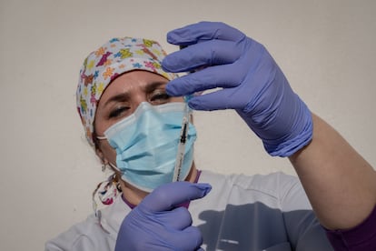 Nurse Yolanda Sánchez prepares a dose of the Pfizer vaccine.