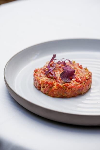 Y en carnes, además del clásico steak tartar (24 euros), resulta magnífico el lomo de corzo en civet con foie y manzana agridulce (26 euros). Atención a la selección de quesos.