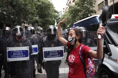 Una manifestante frente al dispositivo policial desplegado para poder llevar a cabo un desahucio en el edificio Llavors.