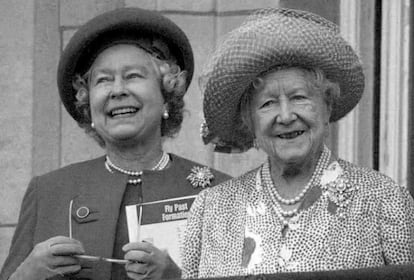La reina Isabel II, a la izquierda, y su madre, en el balcón de Buckingham Palace durante la celebración del 50 aniversario de la victoria en la Segunda Guerra Mundial.