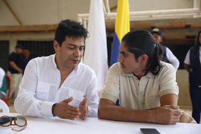 El comisionado de Paz, Danilo Rueda, habla con Andrey Avendaño, negociador de las disidencias del Estado Mayor Central, en Suárez, Cauca.