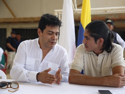 El comisionado de Paz, Danilo Rueda, habla con Andrey Avendaño, negociador de las disidencias del Estado Mayor Central, en Suárez, Cauca.