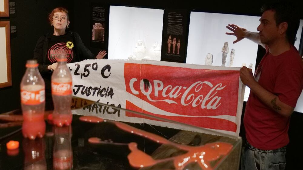Dos activistas contra el cambio climático dañan una vitrina y una pared ...