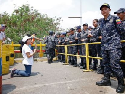 El político venezolano sugiere una intervención militar contra Maduro y matiza después que se refiere al  cerco diplomático 