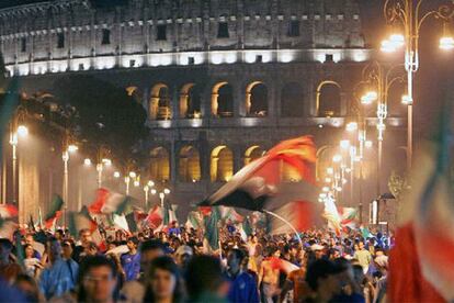 Nada más marcar Grosso el quinto y definitivo penalti que daba a Italia su cuarta Copa del Mundo, la primera en 24 años, miles de aficionados se echaron a las calles de pueblos y ciudades italianas. La mayor fiesta se produjo en Roma.