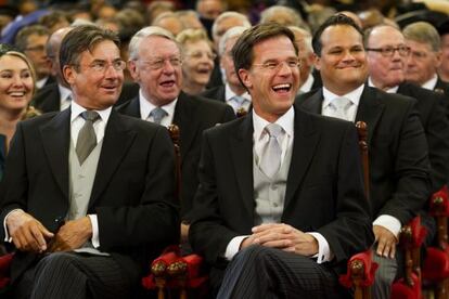 Mark Rutte junto al ministro de Economía, Maxime Verhagen, durante la apertura del nuevo parlamento.