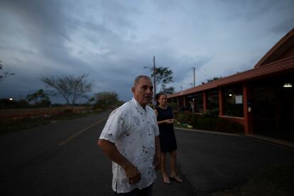 Héctor Sánchez, de 58 años, y su mujer, Dunia Montes, de 55, delante de la residencia de ancianos construida por la comunidad y fundada por ellos en Buenos Aires. “El 70% de los que viven en la residencia son indígenas, pero nosotros estamos totalmente integrados. Es un caso único aquí, un modelo de lo que tenemos que hacer. Tenemos que integrarnos pacíficamente”, defiende Sánchez.