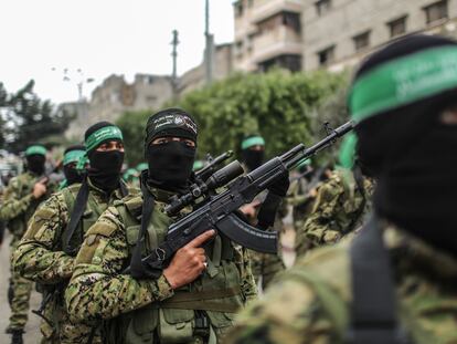 Las brigadas Ezedin al Qasam, brazo armado de Hamás, en un desfile militar en el 30º aniversario de la fundación de la milicia en Jan Yunis, Gaza, en diciembre de 2017.