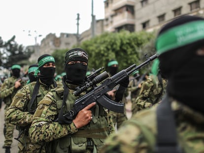 Las brigadas Ezedin al Qasam, brazo armado de Hamás, en un desfile militar en el 30º aniversario de la fundación de la milicia en Jan Yunis, Gaza, en diciembre de 2017.