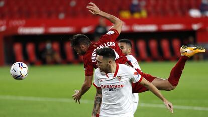 Ocampos pelea el balón con Eric Gallego.