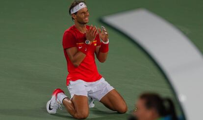 Nadal celebra l'or en dobles.