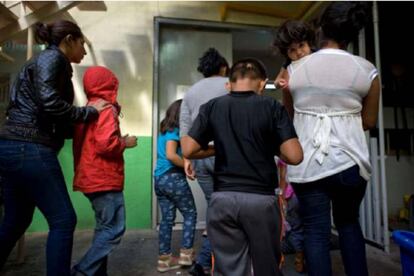 Mujeres y niños en un albergue en el norte de México.