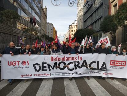 CCOO y UGT ha movilizado a miles de personas en Castilla y León en una marcha "histórica" para "defender" la democracia y la libertad ante los "ataques" de la "extrema derecha" a los derechos civiles, así como para exigir la salida de Vox del Gobierno autonómico de coalición.