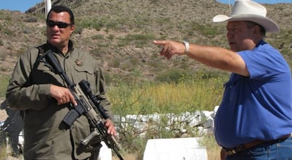 El actor Steven Seagal, en una patrulla contra la inmigraci&oacute;n ilegal. 