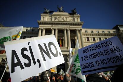 Entre las reivindicaciones de la protesta de esta mañana destacan las peticiones de regulación de precios, controlar la cadena de distribución y, sobre todo, la defensa a ultranza de los intereses del campo español en la negociación.