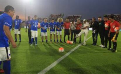 Alejandro Char hace el saque de honor en la reinauguración del estadio Romelio Martínez.