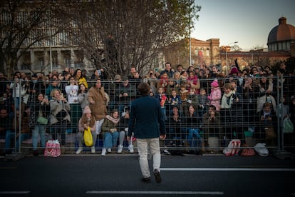 Martínez Almeida se dirige al público de la cabalgata de los Reyes Magos en el Paseo de la Castellana, Madrid.  