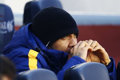 Dani Alves, en el banquillo, durante el Barcelona-Sporting. 