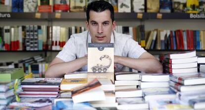 El teniente Luis Gonzalo Segura, con un ejemplar de su novela, ayer en la Feria del Libro de Madrid.