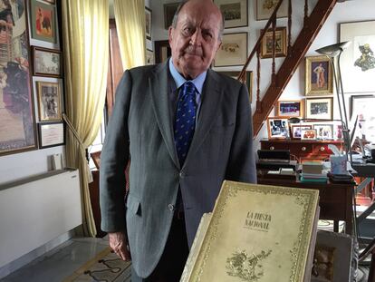 Juan Manuel Albendea, en su despacho familiar, con una corbata con motivos taurinos.