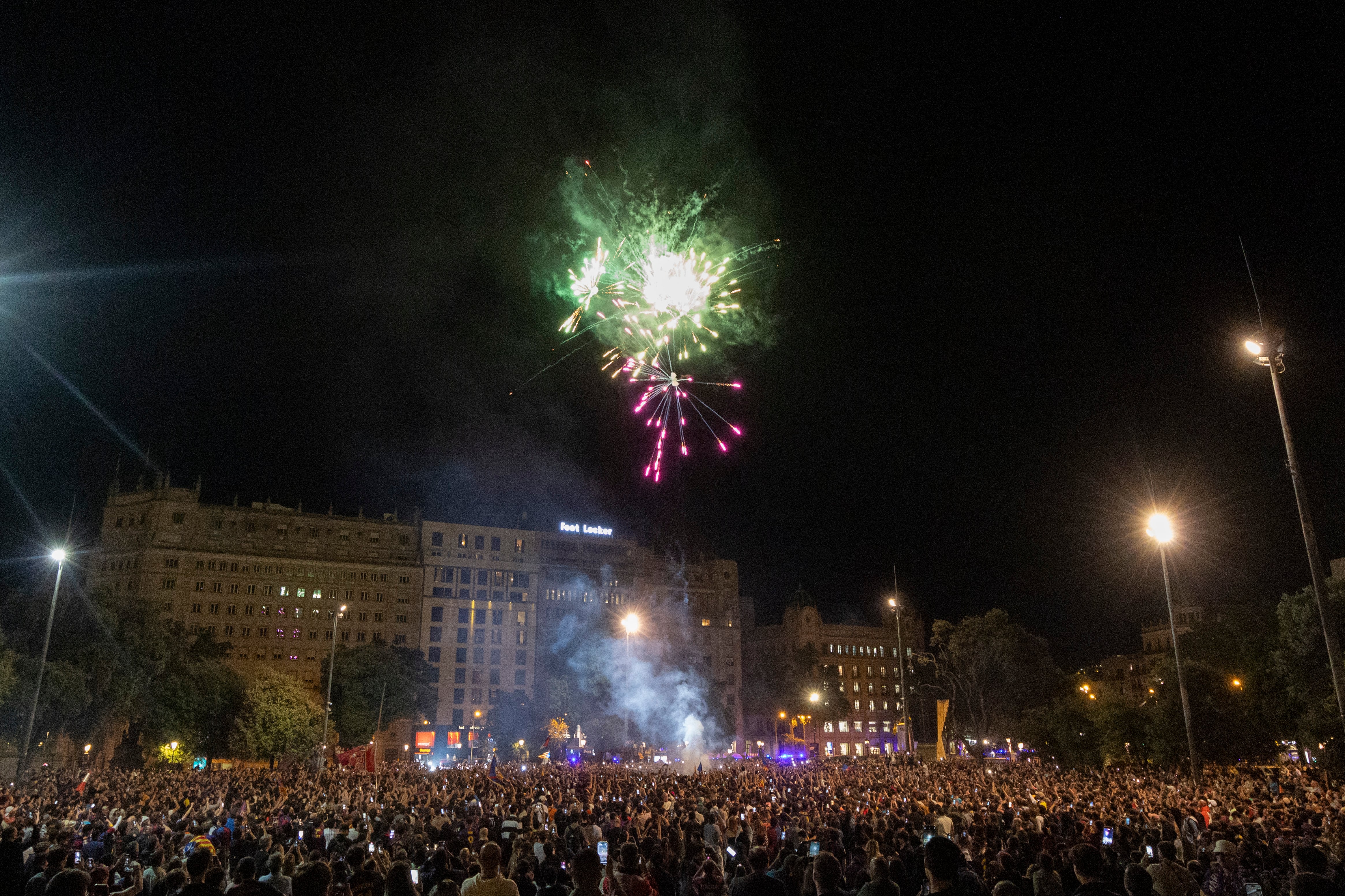 Los aficionados del Barcelona inundan de pasión y tintan de azulgrana Plaça Catalunya en su celebración del título de Liga