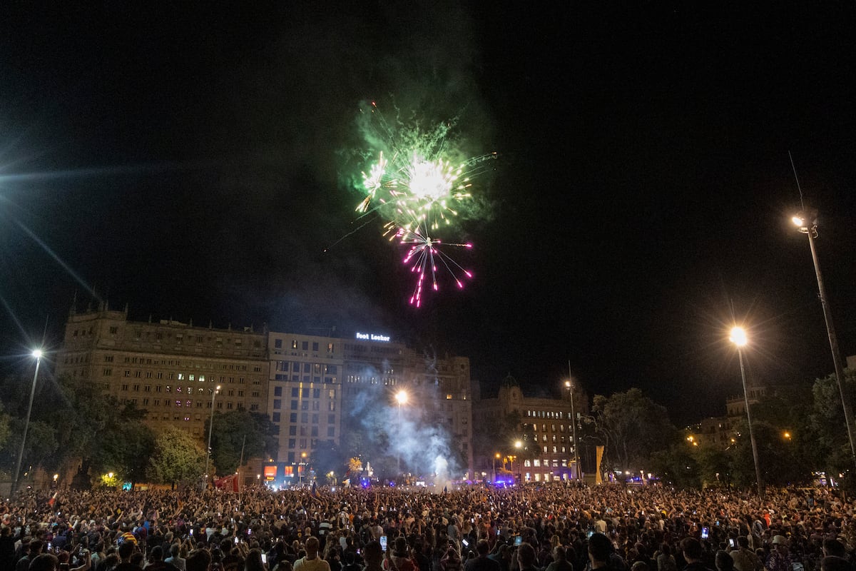 Los aficionados del Barcelona inundan de pasión y tintan de azulgrana Plaça Catalunya en su celebración del título de Liga