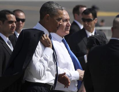 El presidente de EE.UU., Barack Obama (izq.) y el primer ministro israelí, Benjamin Netanyahu, charlan durante la ceremonia de bienvenida celebrada en el aeropuerto de Ben Gurion, cerca de Tel Aviv (Israel).