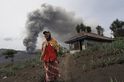 Actividad volcánica en el Monte Bromo en Probolinggo, Java Oriental (Indonesia).