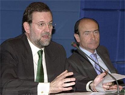 El ministro del Interior Mariano Rajoy,(i), junto al director general de la Guardia Civil Santiago López Valdivielso, en la rueda de prensa.