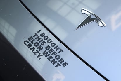 Etiqueta de "compré esto antes de que Elon (Musk) se volviera loco" en un coche Tesla en Alemania.