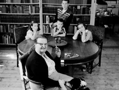 La escritora estadounidense Shirley Jackson, con sus cuatro hijos en su casa, en 1956.