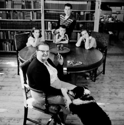 La escritora estadounidense Shirley Jackson, con sus cuatro hijos en su casa, en 1956.