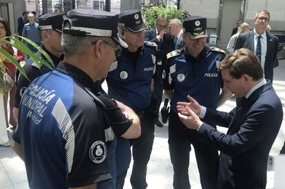 José Luis Martínez-Almeida conversa con los mandos policiales tras su toma de posesión en el palacio de Cibeles.