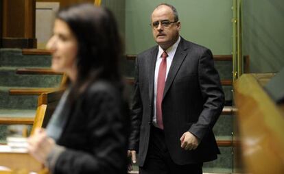 El portavoz del PNV, Joseba Egibar, y la representante de Aralar, Aintzane Ezenarro, en un momento del pleno.