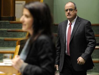 El portavoz del PNV, Joseba Egibar, y la representante de Aralar, Aintzane Ezenarro, en un momento del pleno.