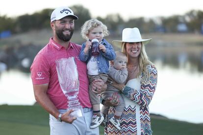 Jon Rahm, con el trofeo junto a su mujer, Kelley, y sus dos hijos, Kepa y Eneko.
