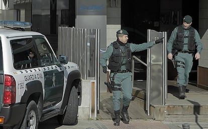 Agentes de la Guardia Civil registran la sede de Acuamed en enero de 2016.