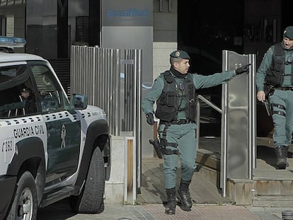 Agentes de la Guardia Civil registran la sede de Acuamed en enero del a&ntilde;o pasado.