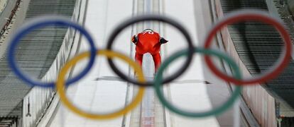 El polaco Kamil Stoch desciende para saltar durante la prueba de salto en Sochi 2014.