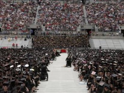 Barack Obama reflejado en la pantalla del campo de fútbol de la Universidad de Ohio State mientras pronuncia su discurso de graduación.