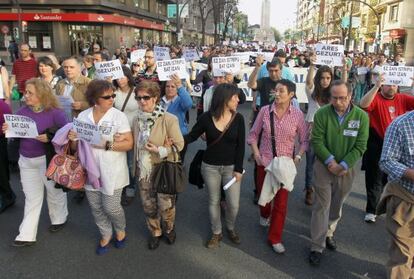 La abogada Jone Goirizelaia (con camisa roja) entre los padres de Iñigo Cabacas, Manuel y Fina Liceranzu, en la manifestación en Bilbao.